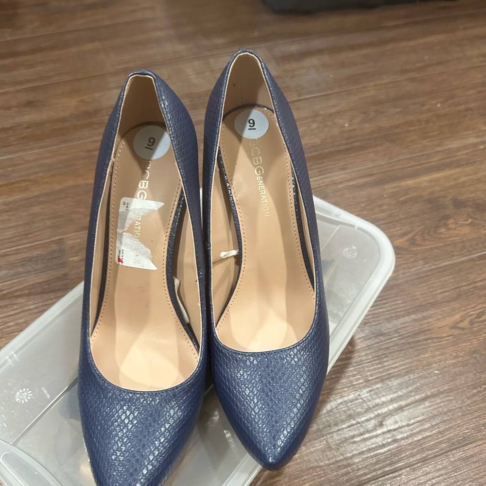 BCBGeneration Navy leather Pumps
